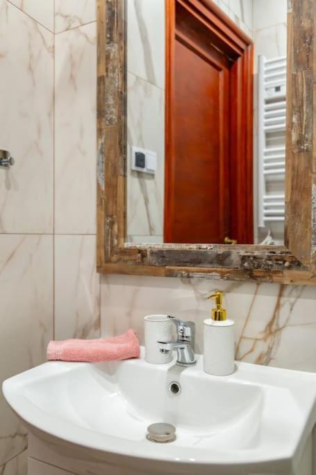 Miniscule Apartament