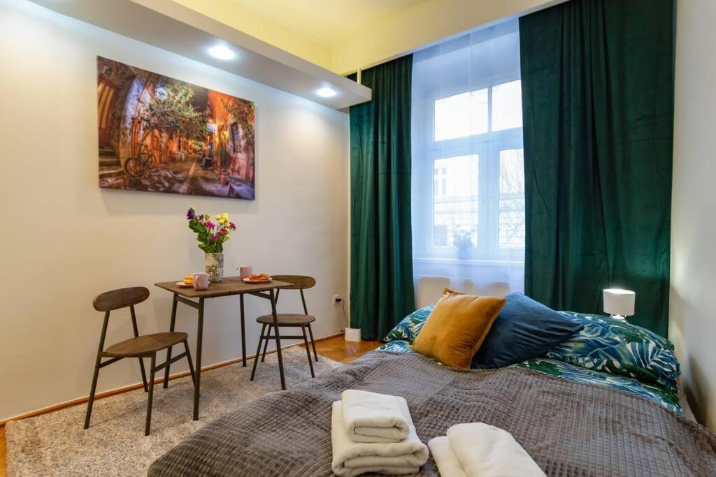 Miniscule Apartament *